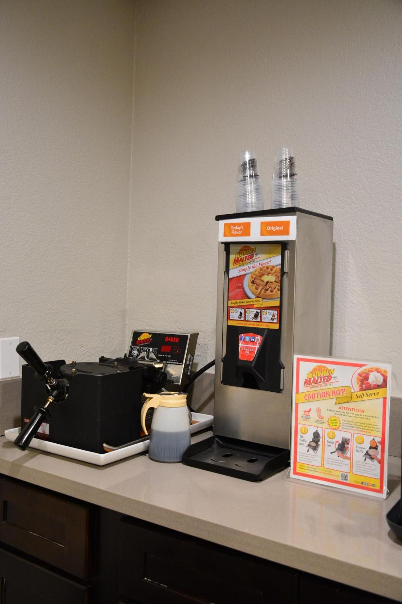 Comfort Inn & Suites Moreno Valley Near March Air Reserve Base Экстерьер фото